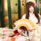 座り足流し扇子持ち